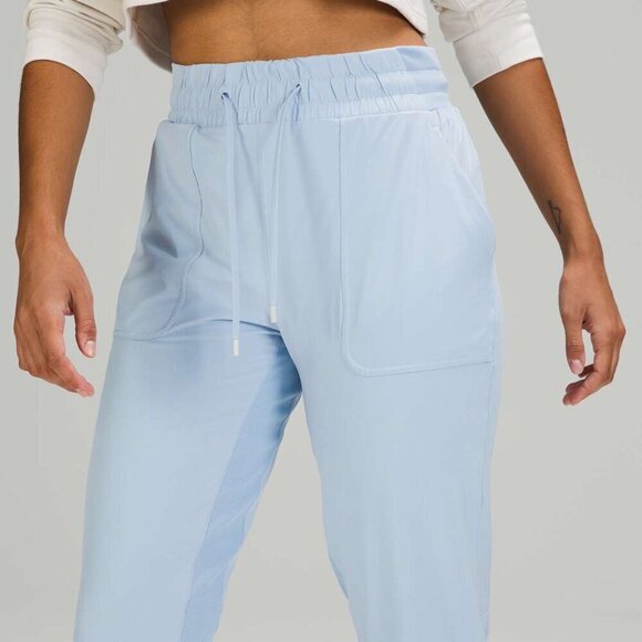 Lululemon | Beyond the Studio Lined Crop Size 4 - Picture 5 of 8